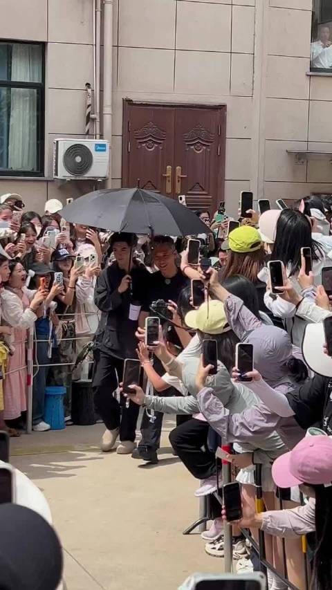 胡军李乃文陈哲远已读乱回,三人互动像小品