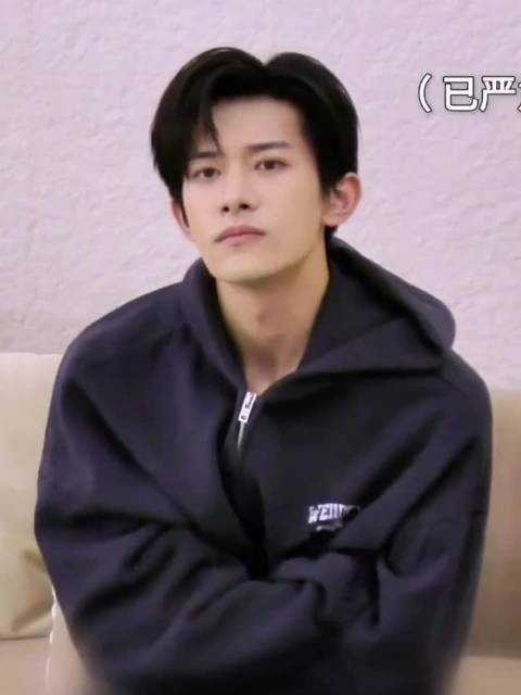 谁能懂私服的易烊千玺 青春阳光扑面而来