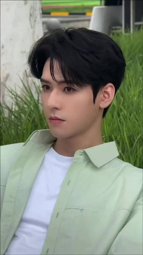 龚俊芭莎之夜红毯封面C位亮相,中秋佳节引期待