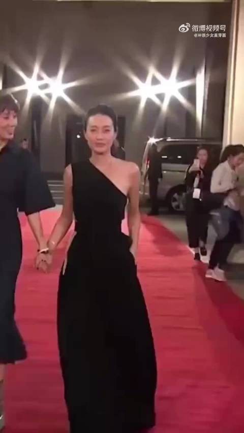 马伊琍还是留长发耐看,人的经历丰富了,眼神和气场都随年龄改变