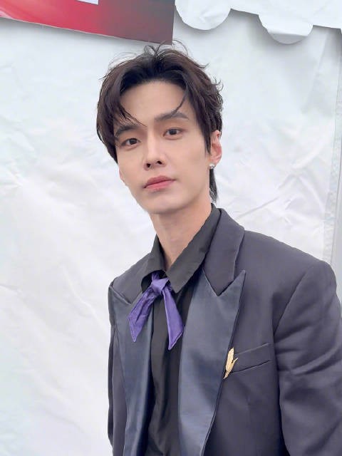 何与BAZAARGALA2026 红毯已就位!