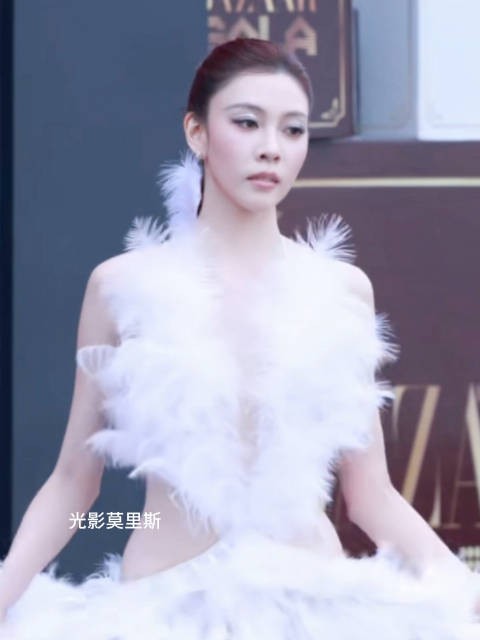 宋妍霏不打安全牌,芭莎造型绝了,身材太好了