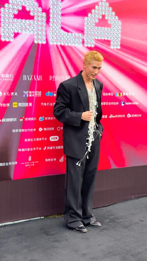 米卡亮相芭莎红毯,耳机流苏上衣露腰造型出圈