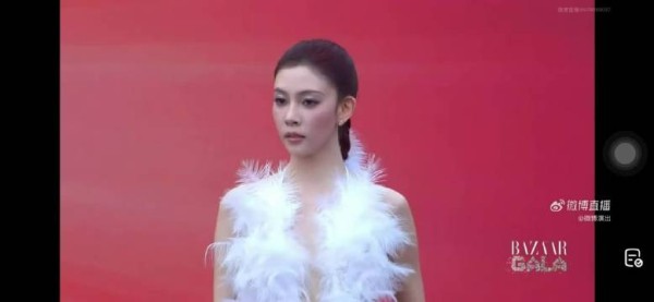 裸背造型亮相芭莎红毯！CC今天杀疯了吧，完全是漂亮的天鹅女神