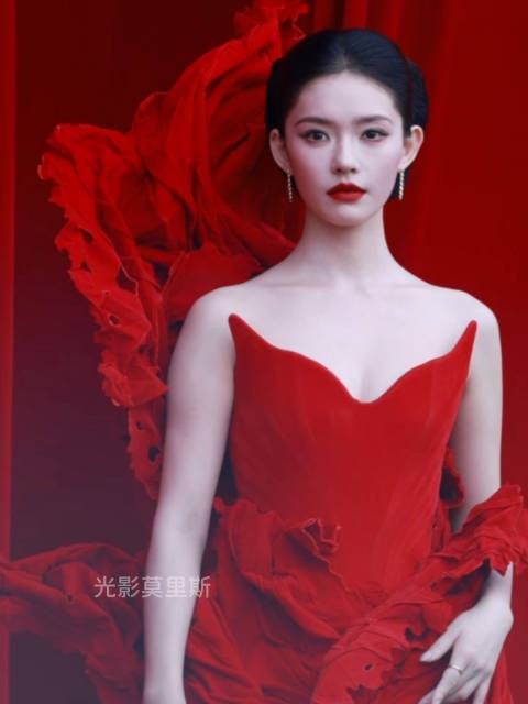 林允芭莎烈焰红裙骨相好绝