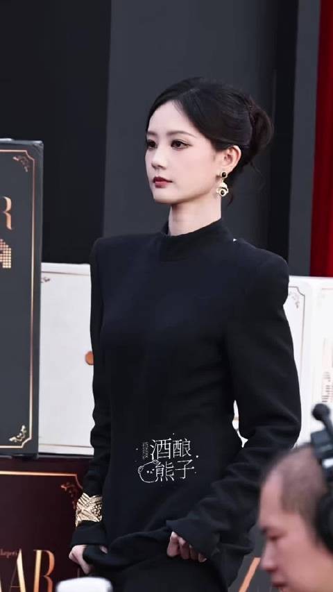 李一桐这身完全女王大人