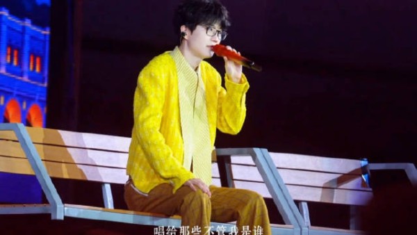 许嵩婚后首秀现场粉丝齐喊新婚快乐,他害羞捂脸比心回应
