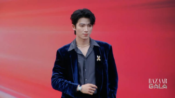 王星越时尚芭莎红毯 采访全程 蓝丝绒西装 帅气满分