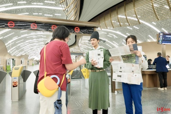 假期首日草堂很闹热，“杜甫”进地铁站当起了客服