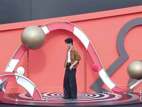陈鑫海红毯被气球扇嘴巴子,比飞吻先来的是气球皮