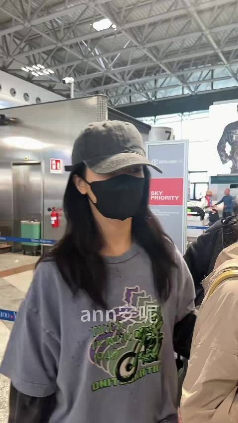 杨紫米兰回国,宠粉比心签名不停