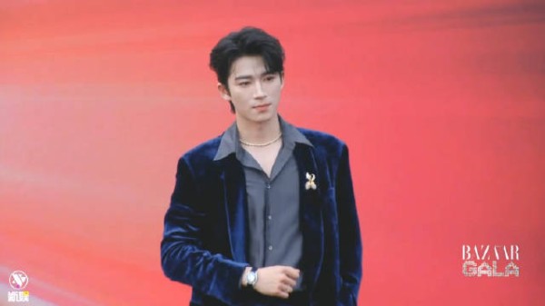 王星越蓝丝绒西装亮相芭莎之夜,称此刻浪漫