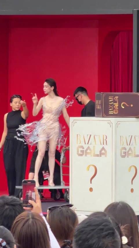 戚薇这衣服，拍照出图好看，现实里看有点子奇怪了，不太上镜啊
