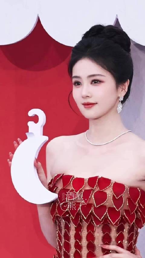 白鹿今天芭莎红毯状态很好诶！