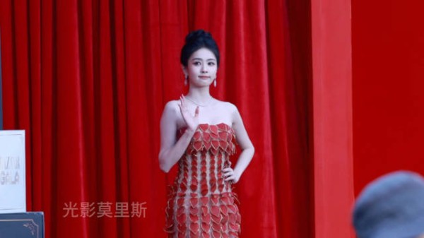 白鹿红毯太松弛了,最后那下确实把我们当自己人了哈哈哈哈
