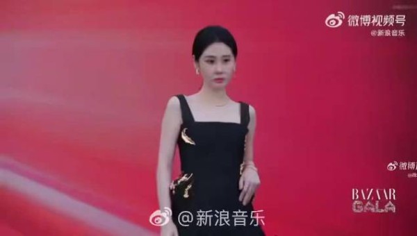 张碧晨芭莎红毯用裙子扎气球
