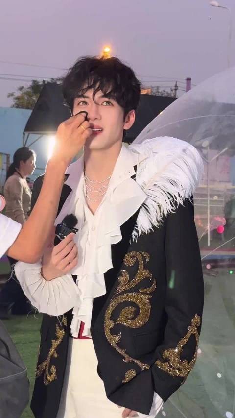 龚俊曾舜晞偶遇互称王子，横店现场反应敏捷
