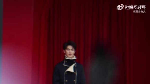 李昀锐时尚芭莎红毯来了！ 毛高领夹克look好帅啊，男模既视感！