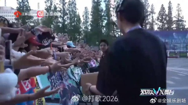 打歌2026直播惊喜掉落！王一珩中秋现场投喂月饼，舞台耀眼，人更温柔