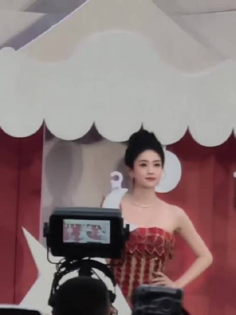 白鹿红毯红色美人鱼造型,古堡女爵气质惊艳
