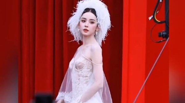 真堪称美神降临啊,古力娜扎头顶羽毛亮相芭莎之夜红毯,看一眼就难以忘怀!