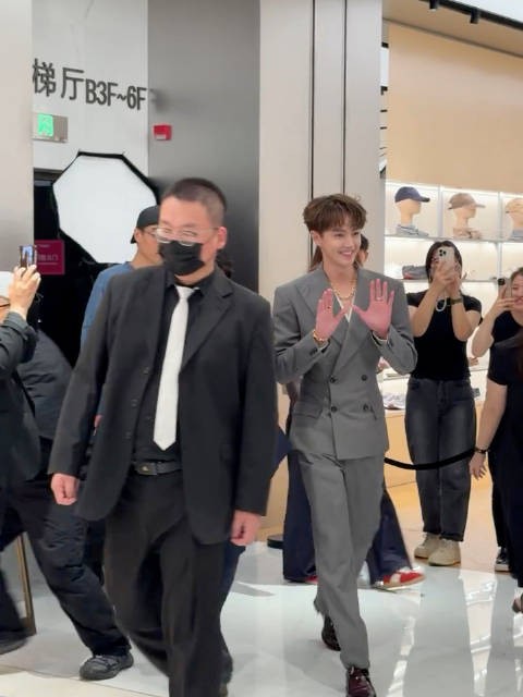 这还是我认识的那位花衬衫爱好者陈官鸿吗