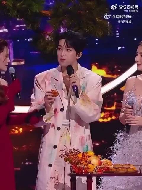 哈哈哈哈，黄子弘凡又在哪演小品呢