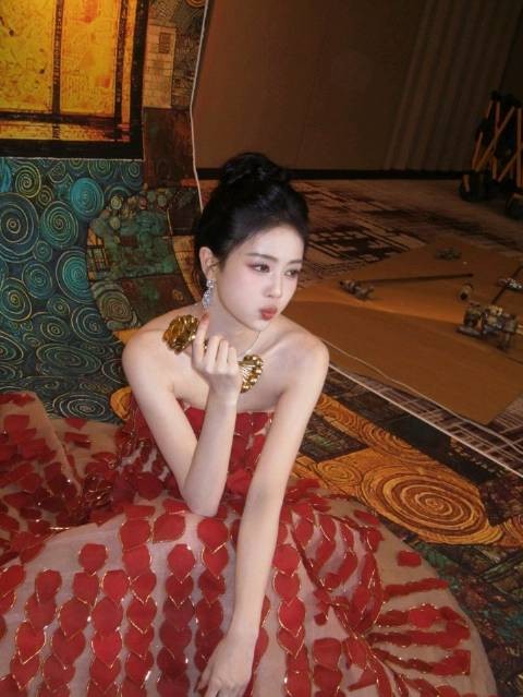 芭莎为白鹿宋雨琦庆生,白鹿红裙美神降临