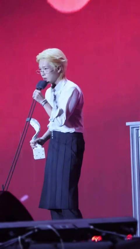 周震南芭莎之夜表演闪身步,与奖杯擦肩而过