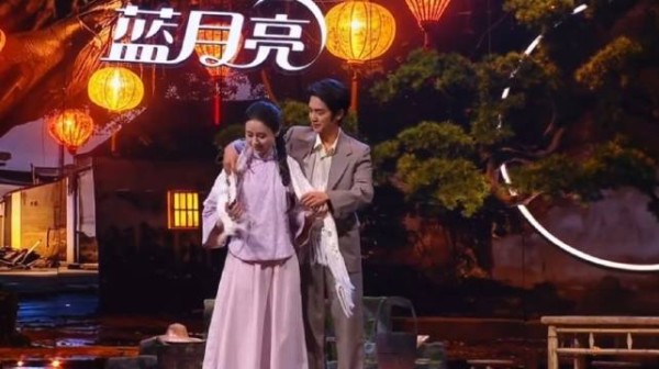 淑柔披上木生布料,中秋团圆温暖瞬间