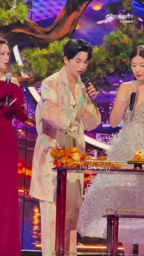 晚会花絮太真实,黄子弘凡吃月饼突发小状况,本人回应被噎翻白眼,毫无距离感