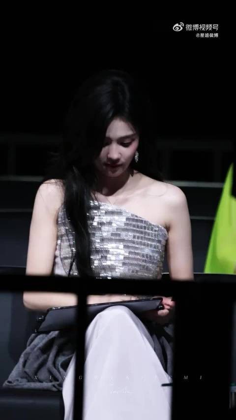 女顶拿完奖就要赶飞机继续回剧组拍大女主剧开到荼蘼咯