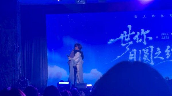 这段拥抱的尖锐爆鸣是我 不用谢