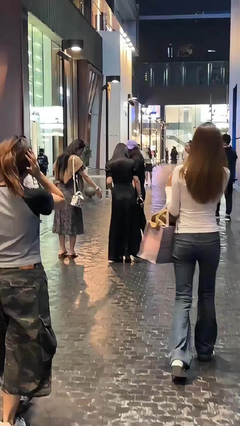 刘亦菲朱珠携女逛街,夏裹大围巾造型吸睛