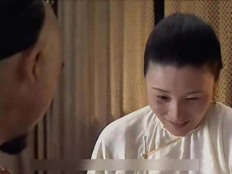 老太太竟穿上了年轻时的粉色兜兜