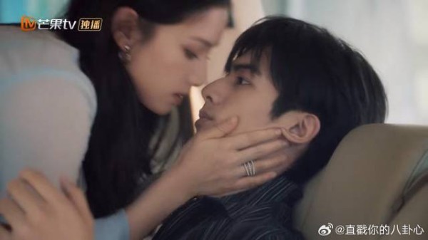 苗靖偷拍被发现,立马坐陈异腿上,假装小情侣狂啃