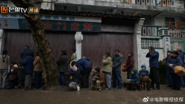 国营商店买肉要排队 栋哲嘴馋每天早起守在门口，有肉立马通知家长
