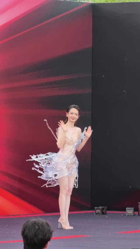 戚薇芭莎之夜穿3D打印衣，引好奇如何坐下