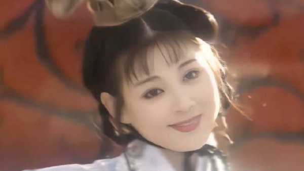 皇上一眼就看上了倾国倾城的赵飞燕，凡是被他看上的女子，一个都跑不了