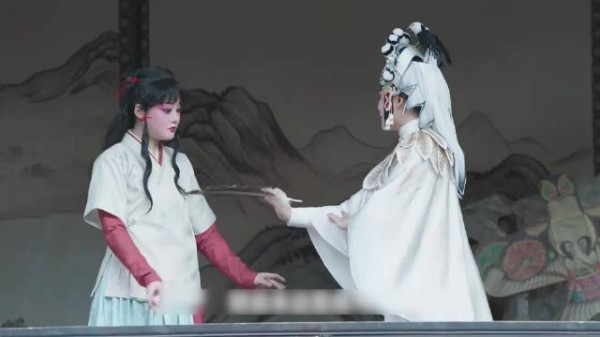昙娘不懂，做人多好，谁会那么傻忍着烈火灼心的痛变成一只鸟呢！兰香如故