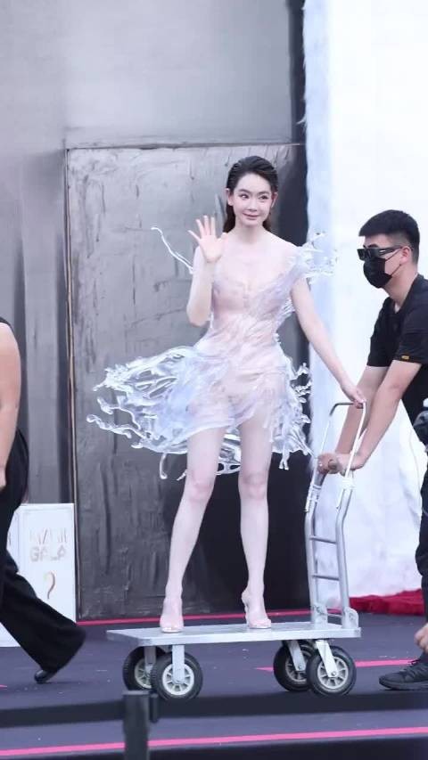 3D打印水花裙前后瓣是用扎带固定的，被小推车推上台这是怕走路导致裂开吗？