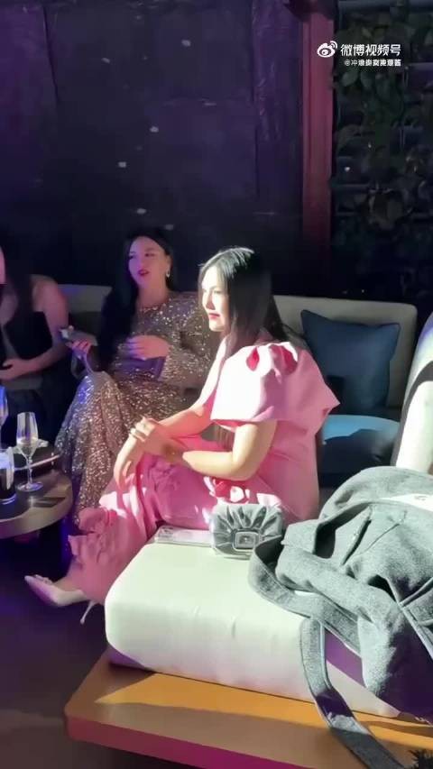 王诗龄风格酷似李湘，霸气背影辨识度高