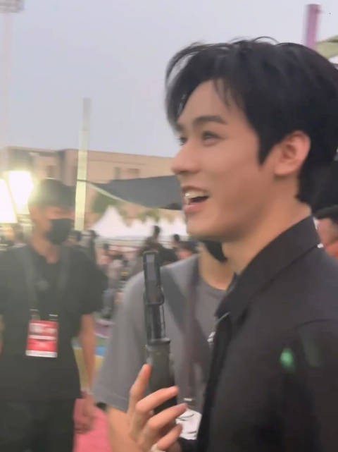 龚俊：哪里来的王子？穿的跟王子一样！ 曾舜晞舞台造型很不错