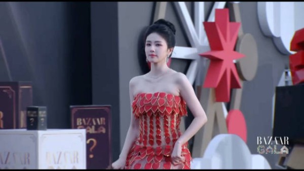 芭莎之夜 白鹿 红裙造型红红火火