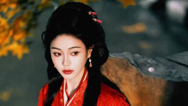 谢可寅战国袍红衣战损,风吹血痕倔强美