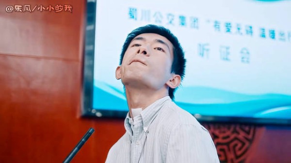 明明自己就是残障人士,可他还是把唯一的座位让给了抱着孩子的母亲