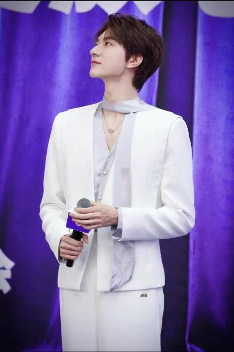 现场真的人山人海,来感受下林一这爆棚的线下人气,场面特别热闹