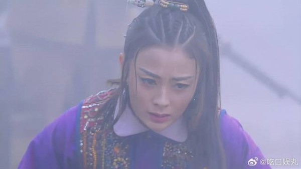 赵一枪扔出烟雾弹,刘传说救出孩子,一刀捅了花牡丹