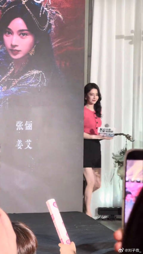 迪丽热巴亮相白日提灯追剧团,春日粉彩系穿搭吸睛