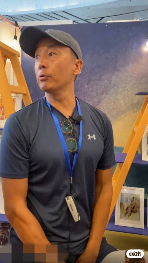 香港知名男星退圈20年近况曝光，身材零发福，接掌家族生意做总裁